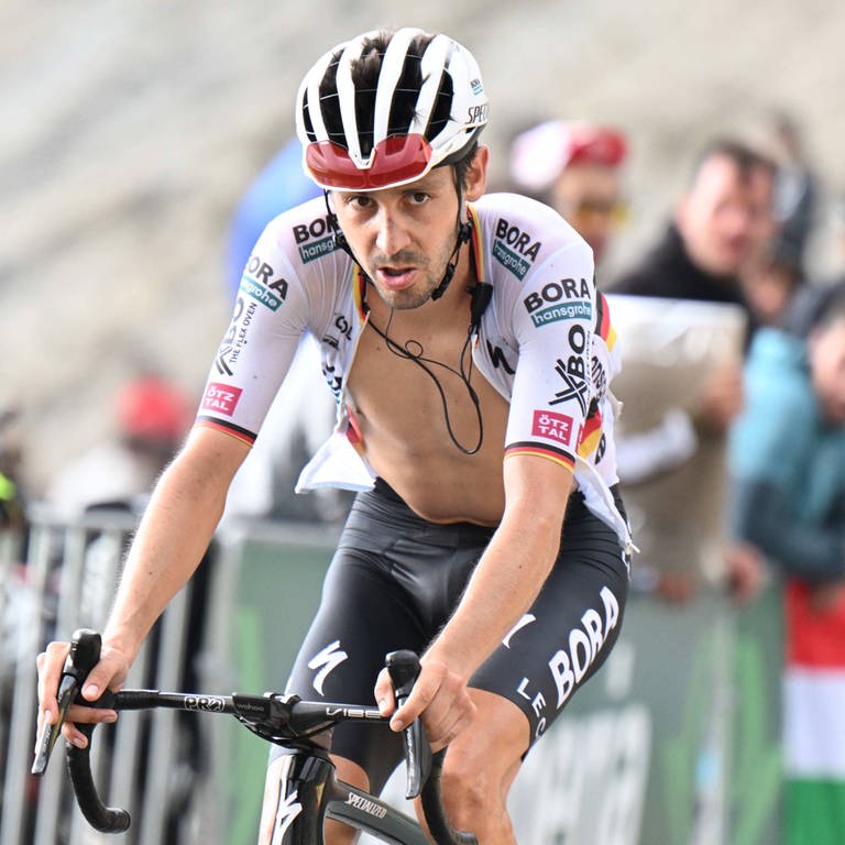 Der deutsche Radrennfahrer Emanuel Buchmann bei einer Vuelta-Etappe (Foto: IMAGO/Sirotti)