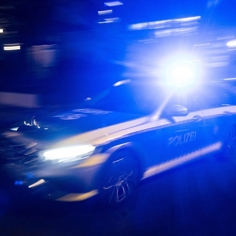 Polizeifahrzeug bei Nacht im Einsatz