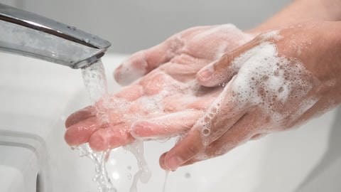 Regelmäßiges, gründliches und langes Händewaschen mit Seife ist wichtig im Kampf gegen das Norovirus. (Archivbild)