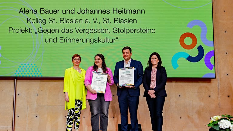 Johannes Heitmann (2.v.r) und Alena Bauer (2.v.l) vom Kolleg St. Blasien ausgezeichnet (Foto: dpa Bildfunk, Christoph Soeder)