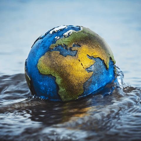 Erdkugel im Wasser, Symbolfoto für Klimawandel