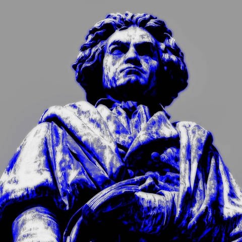 Das Bonner Beethovenmonument in Blautönen